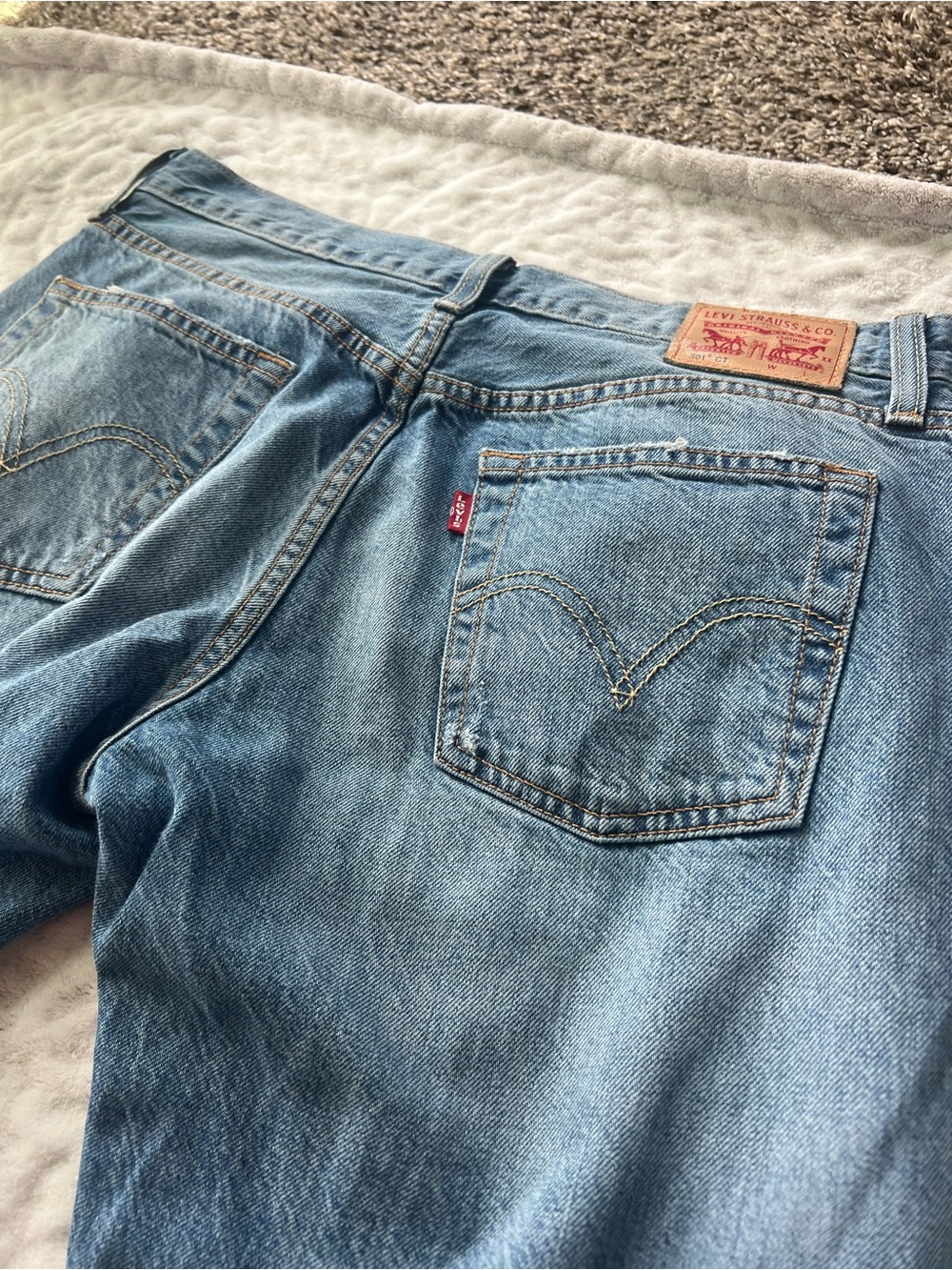 Levi’s Distressed SlimFit Jeans Women’s 27x32 Light Wash Ripped Denim Frayed Hem - Picture 10 of 11